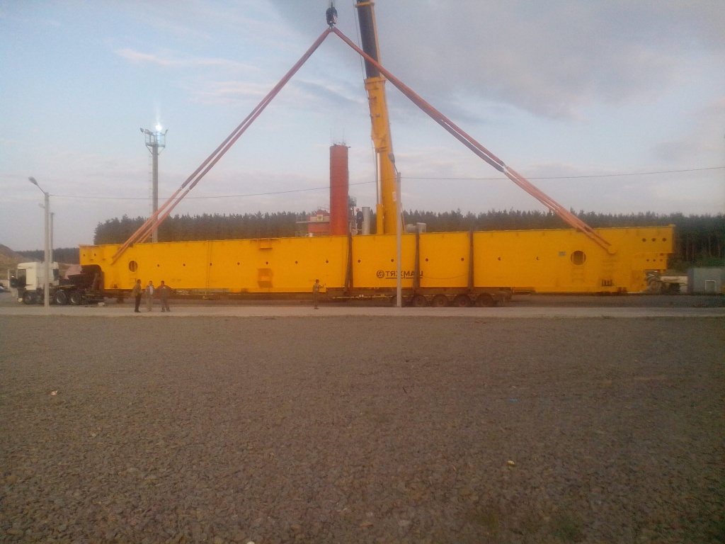 Перевозка 2-х балок полярного крана длиной 43 метра и массой 75 тонн на Новоронежской АЭС-2.jpg