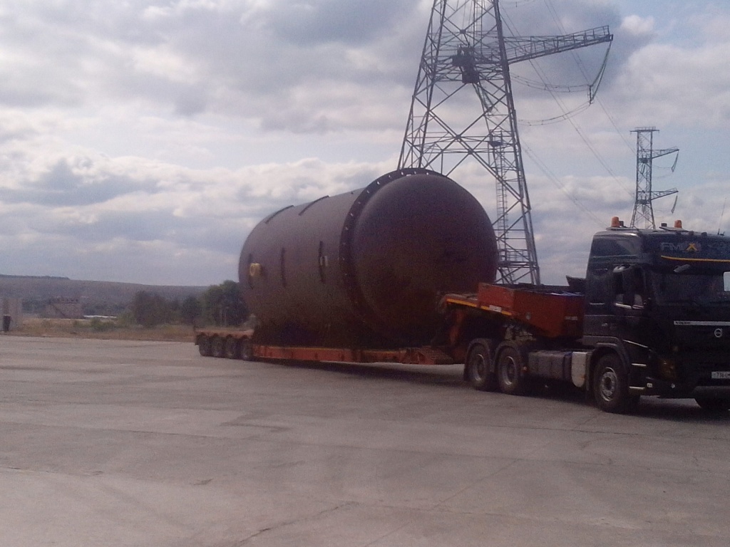 Перевозка емкости СПАЗ массой 80 тонн на Нововоронежской АЭС-2.jpg