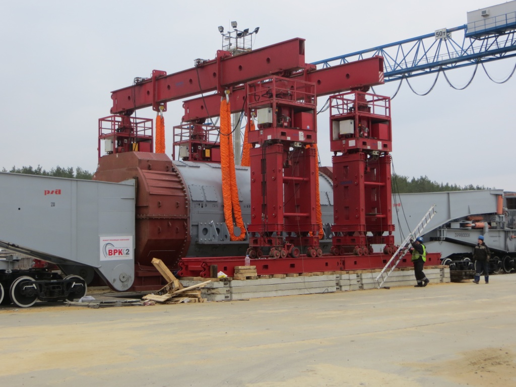 Разгрузка статора турбогенератора массой 497 тонн на Нововоронежской АЭС-2.jpg